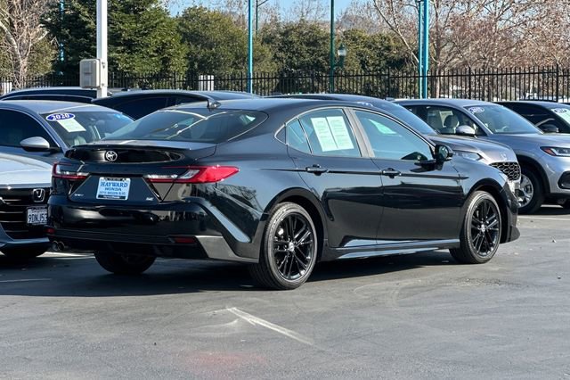 Used 2025 Toyota Camry SE image 3