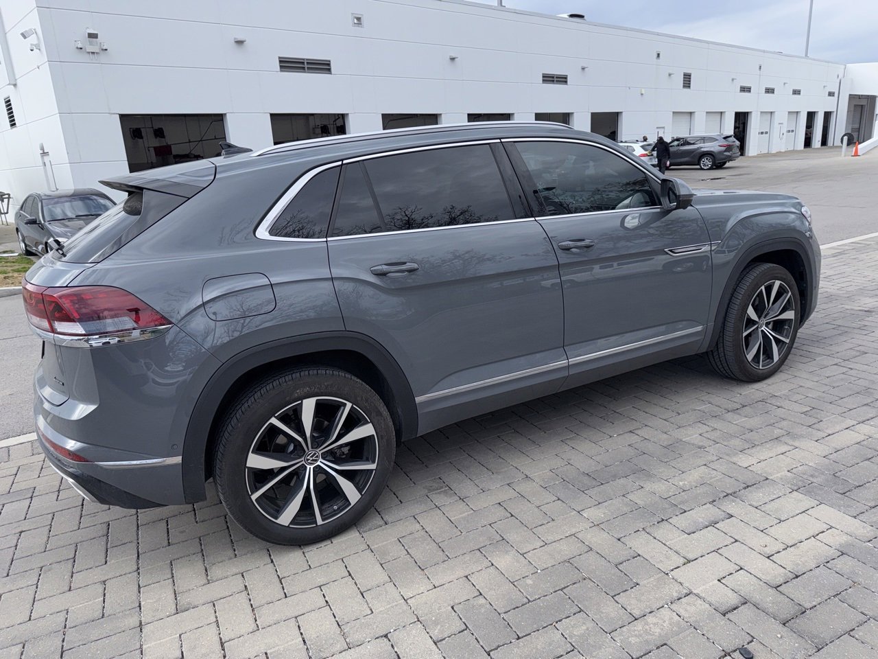 Used 2025 Volkswagen Atlas Cross Sport SEL Premium R-Line image 3