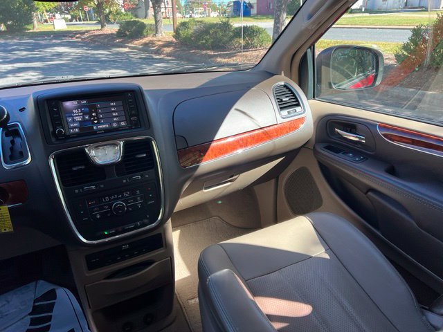Used 2015 Chrysler Town & Country Touring-L w/ Driver Convenience Group FWD image 26