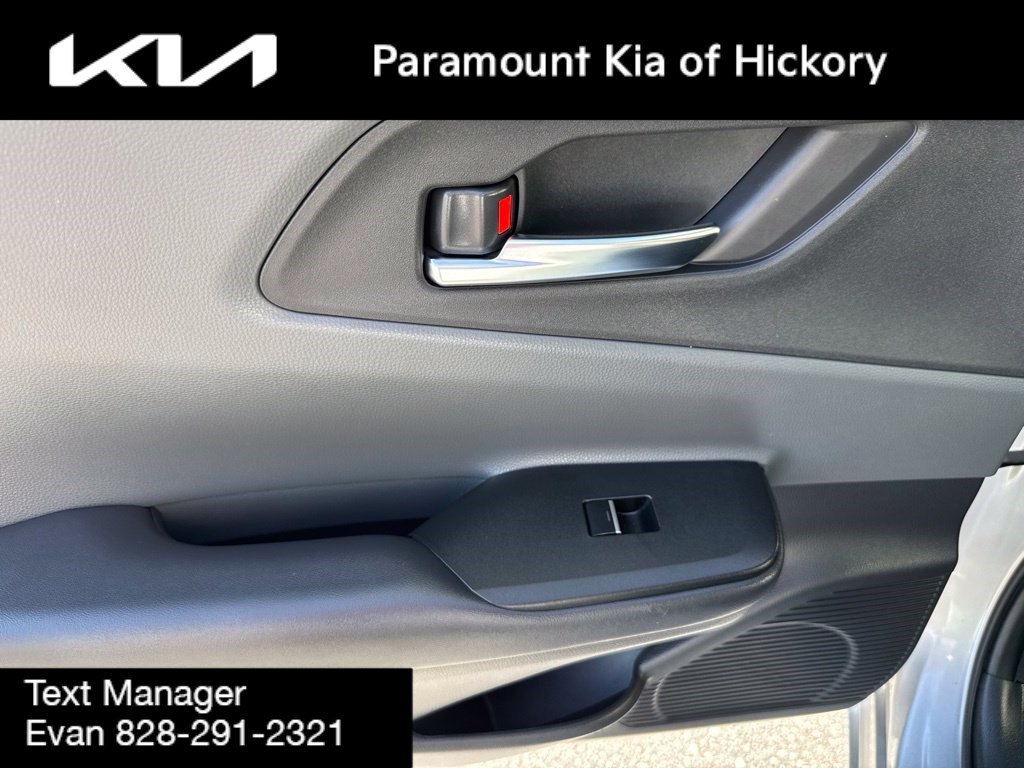 Used 2025 Toyota Prius XLE FWD image 10