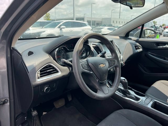 Used 2017 Chevrolet Cruze LT w/ Convenience Package FWD image 9