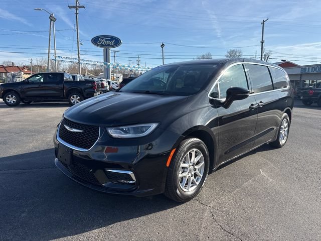 Used 2024 Chrysler Pacifica Touring-L FWD image 3