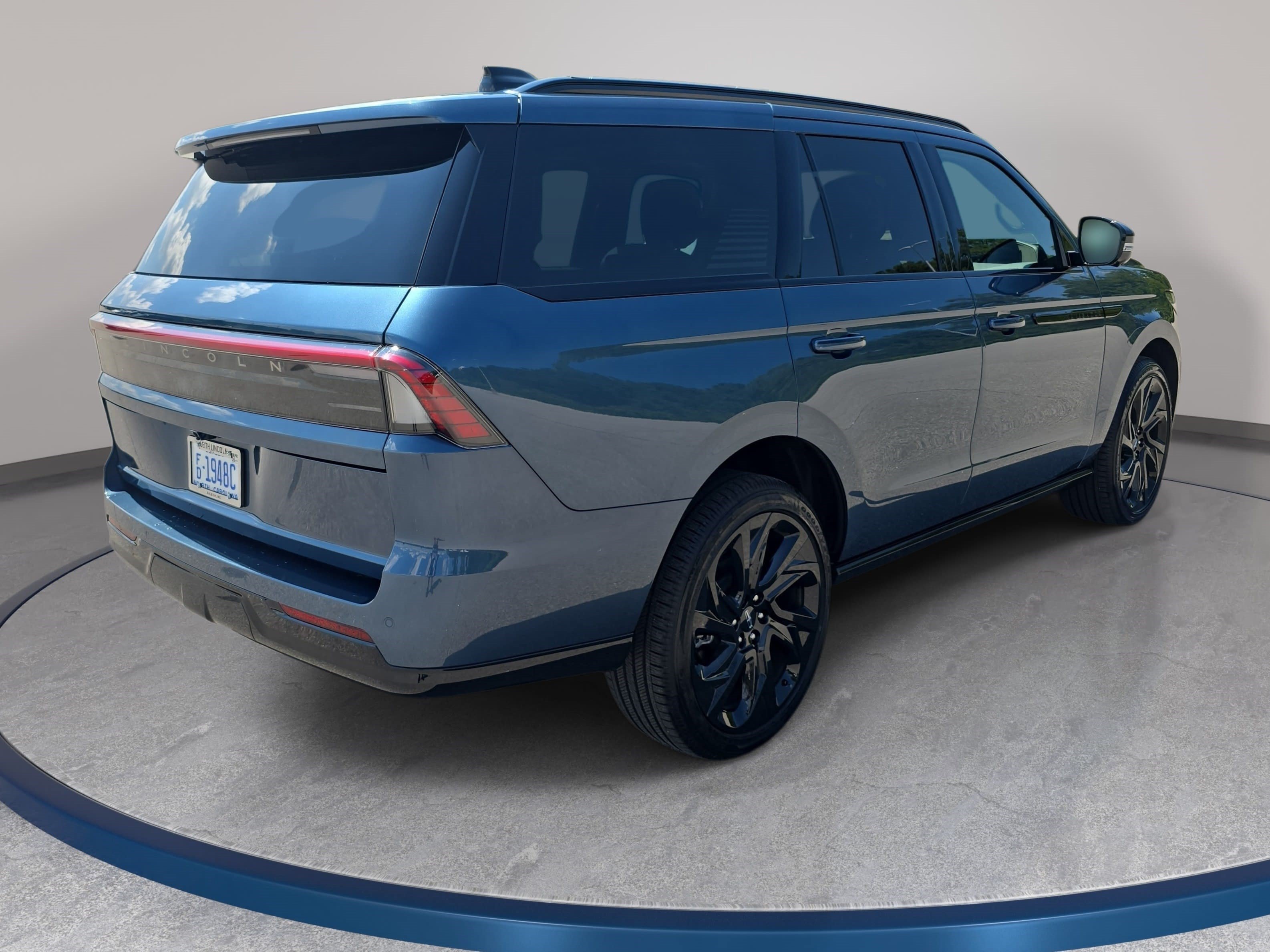 New 2027 Lincoln Navigator Reserve w/ Jet Appearance Package AWD/4WD image 5