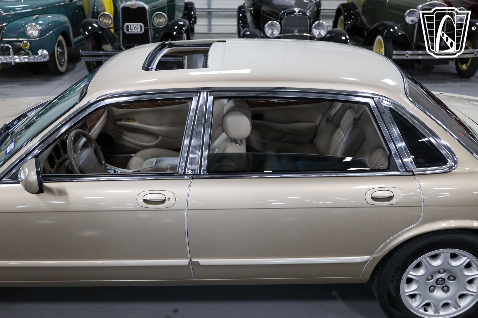 Used 2001 Jaguar XJ8 image 23