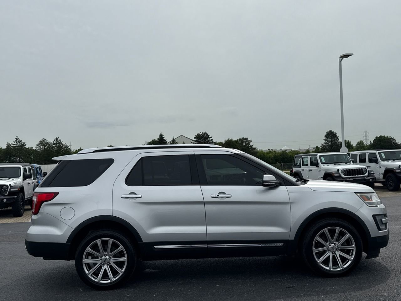 Used 2017 Ford Explorer Limited AWD/4WD image 2
