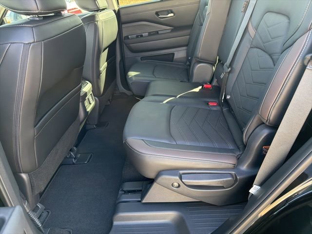 Used 2024 Nissan Pathfinder Platinum w/ Lighting Package (N93) AWD/4WD image 12