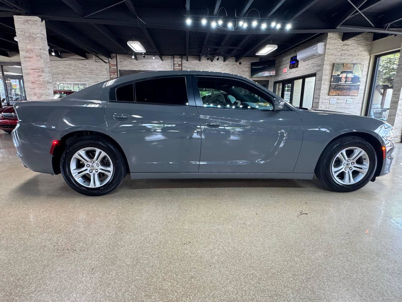 Used 2018 Dodge Charger SXT RWD image 8