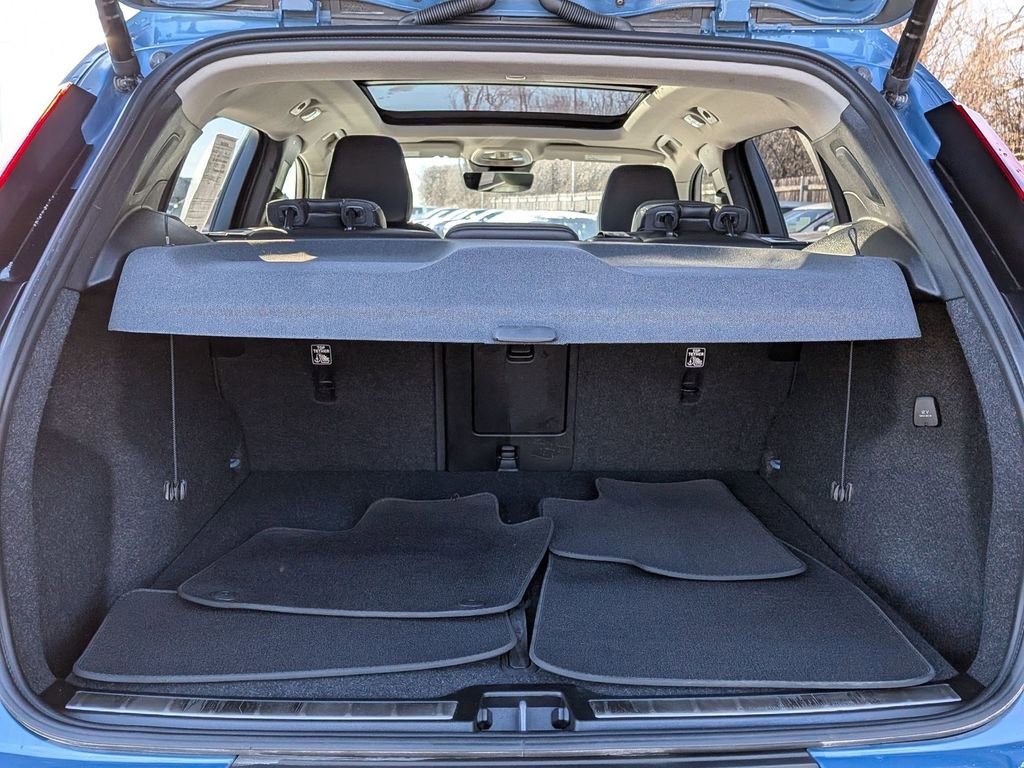 Used 2025 Volvo XC40 B5 Plus image 20
