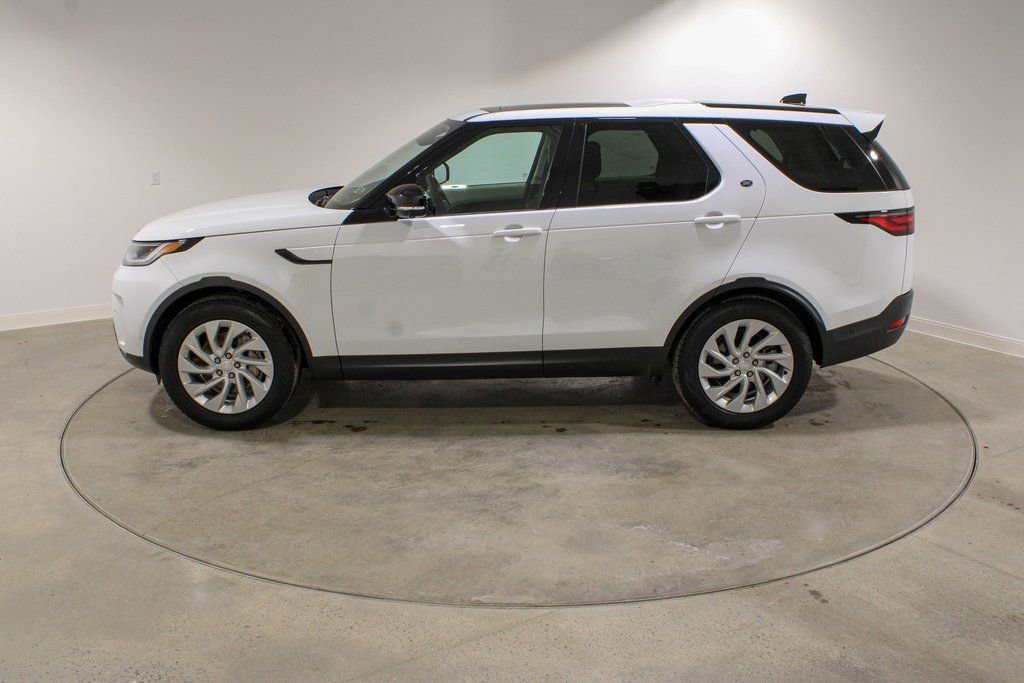 Used 2025 Land Rover Discovery S image 2