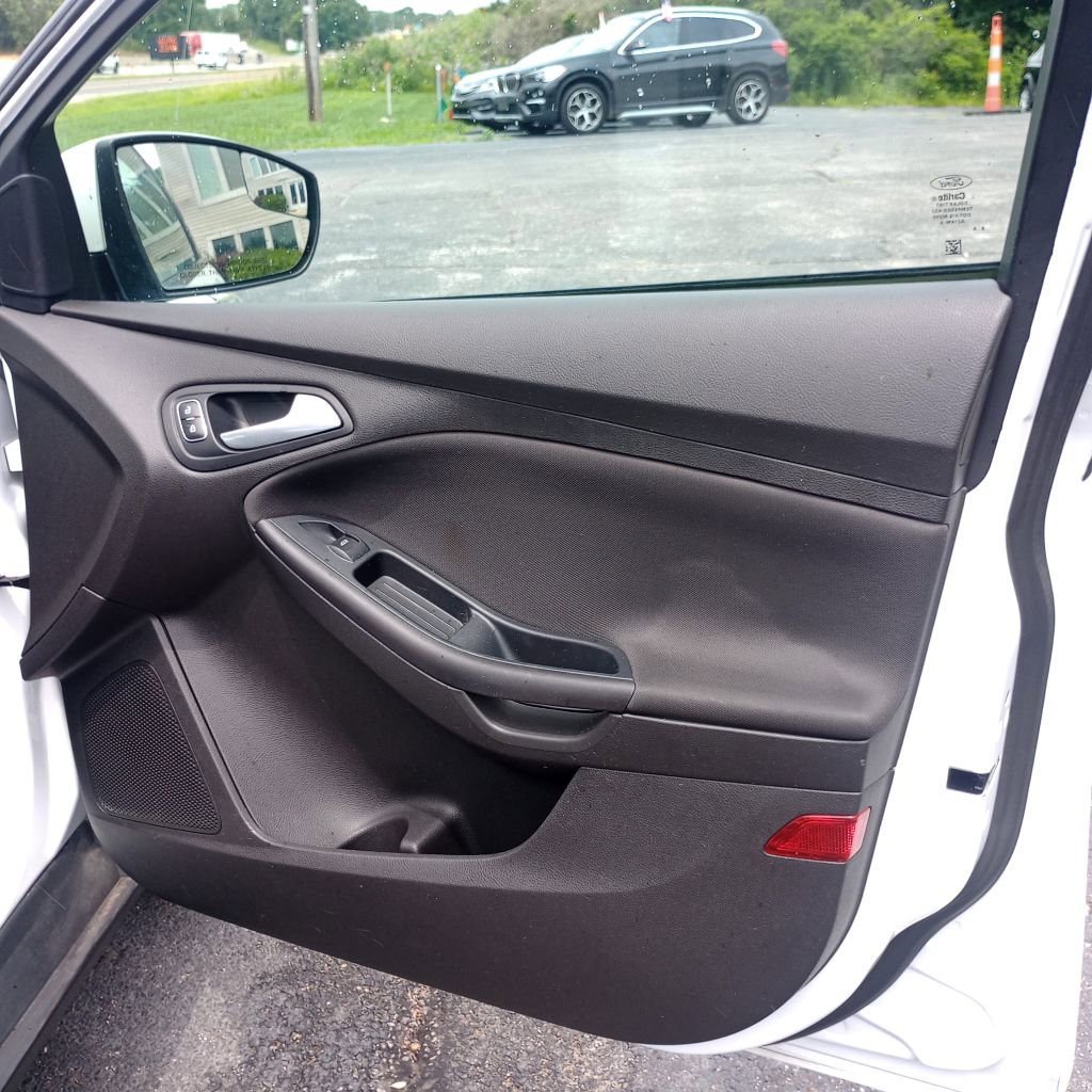 Used 2018 Ford Focus SE w/ SE Appearance Package FWD image 22