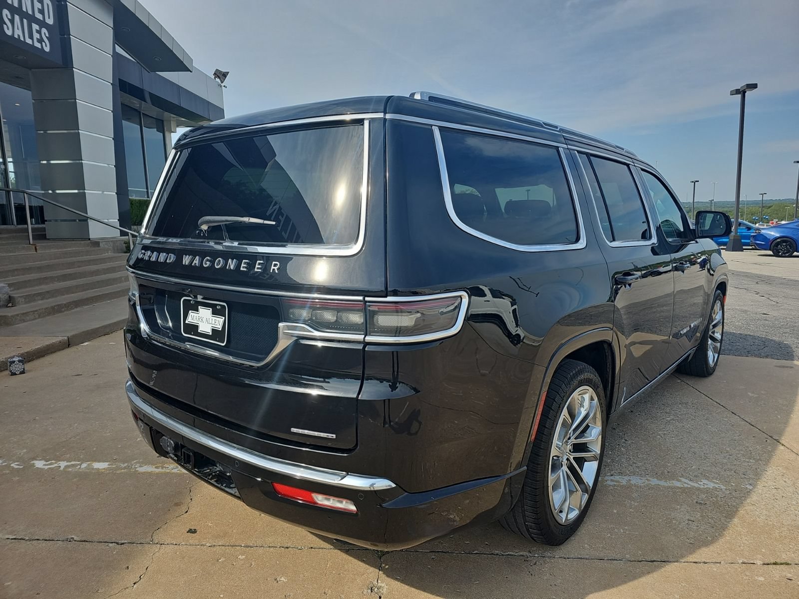 Used 2023 Jeep Grand Wagoneer Series II AWD/4WD image 3