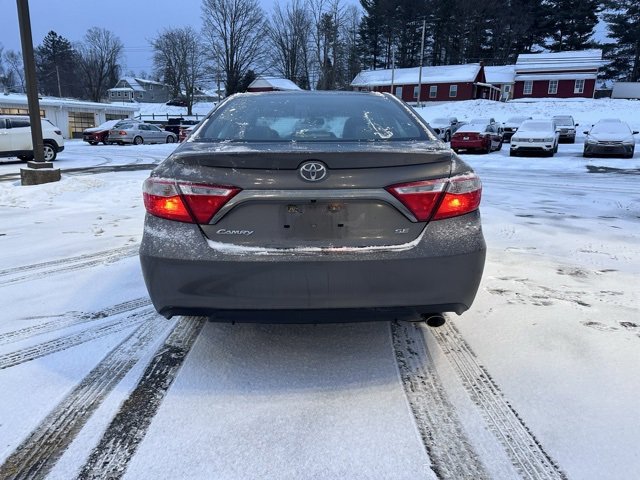 Used 2017 Toyota Camry SE image 4