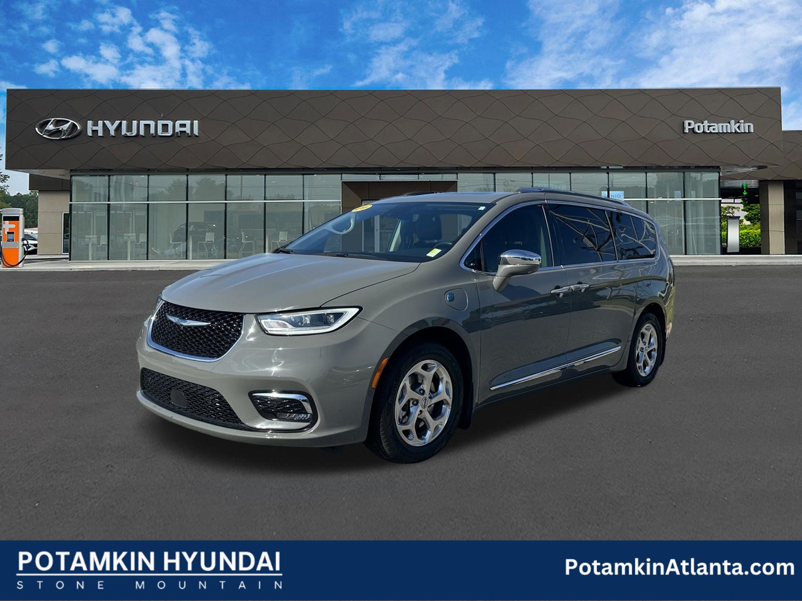 Used 2021 Chrysler Pacifica Limited w/ Uconnect Theater Family Group