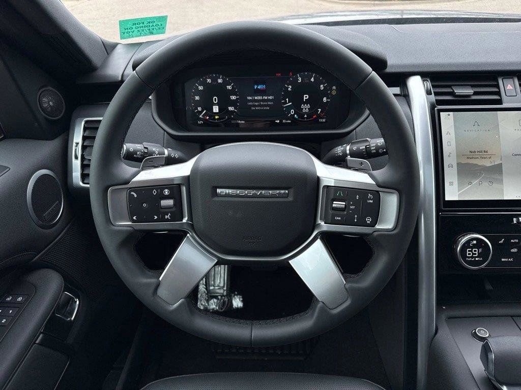 Used 2025 Land Rover Discovery S image 7