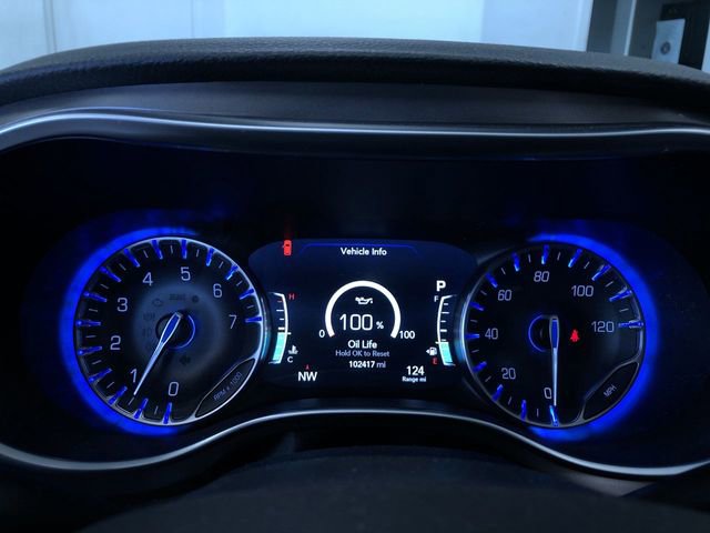 Used 2018 Chrysler Pacifica Limited w/ Tire & Wheel Group FWD image 32