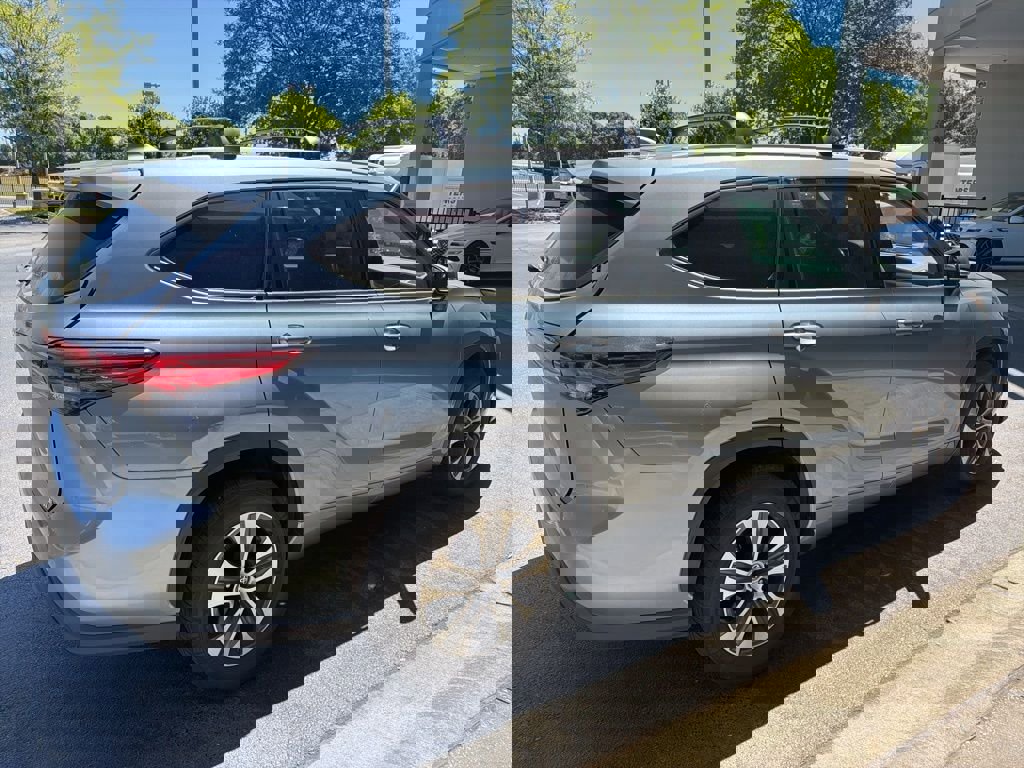 Used 2022 Toyota Highlander XLE FWD image 4