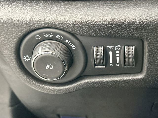 Used 2024 Chrysler Pacifica Premium image 26