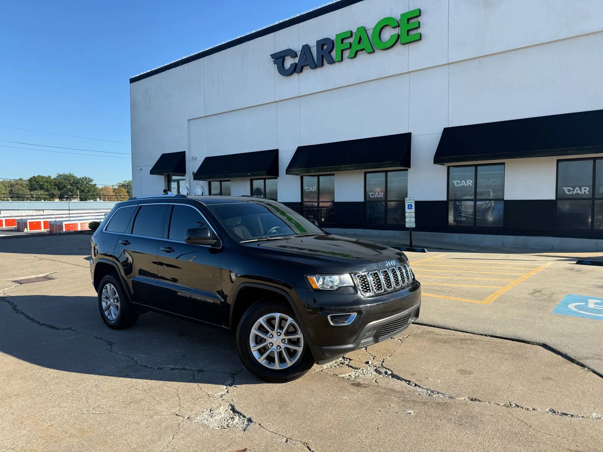 Used 2021 Jeep Grand Cherokee Laredo image 1