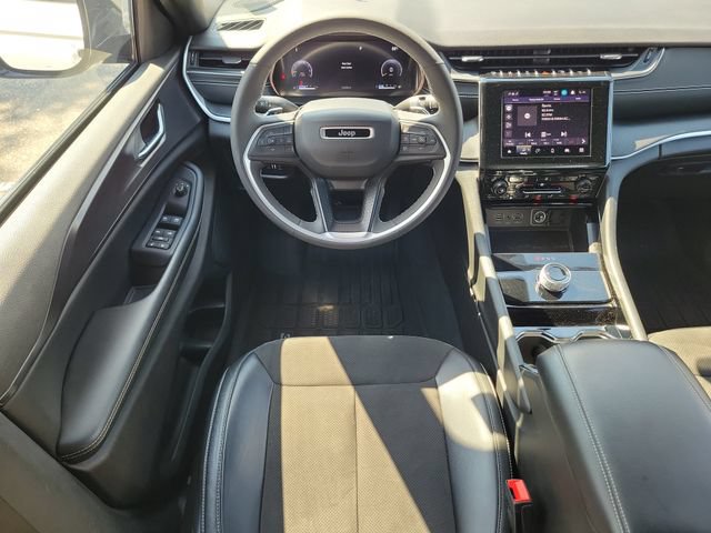 Used 2023 Jeep Grand Cherokee L Laredo RWD image 9