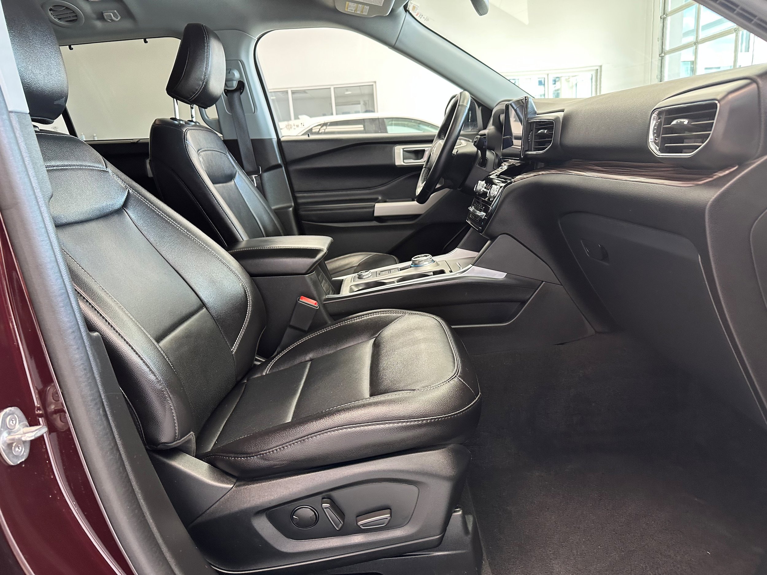 Used 2022 Ford Explorer Limited w/ Equipment Group 301A AWD/4WD image 17