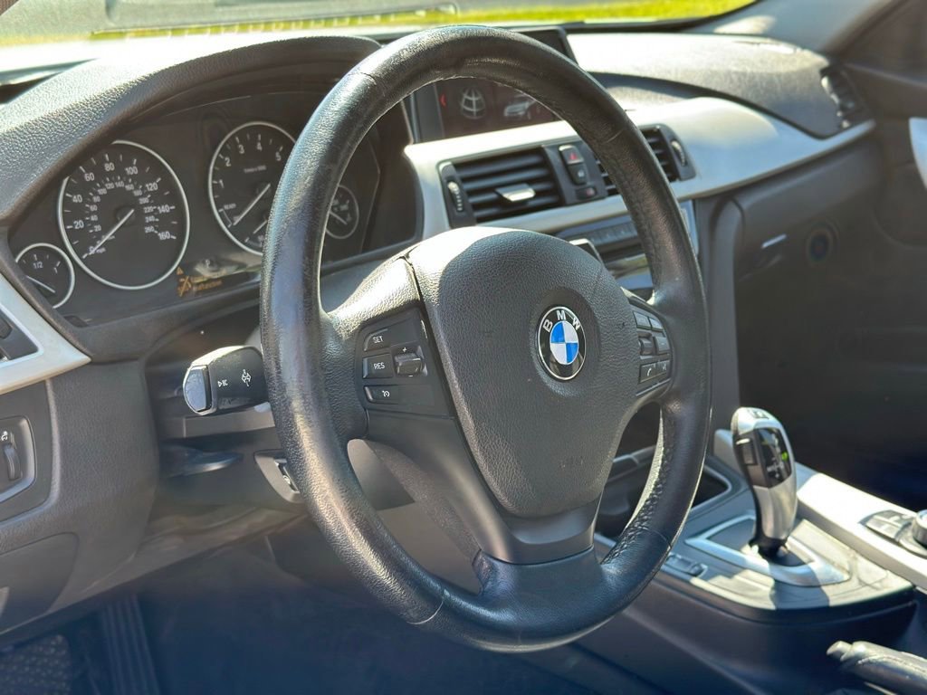 Used 2018 BMW 320i xDrive Sedan w/ Convenience Package AWD/4WD image 17
