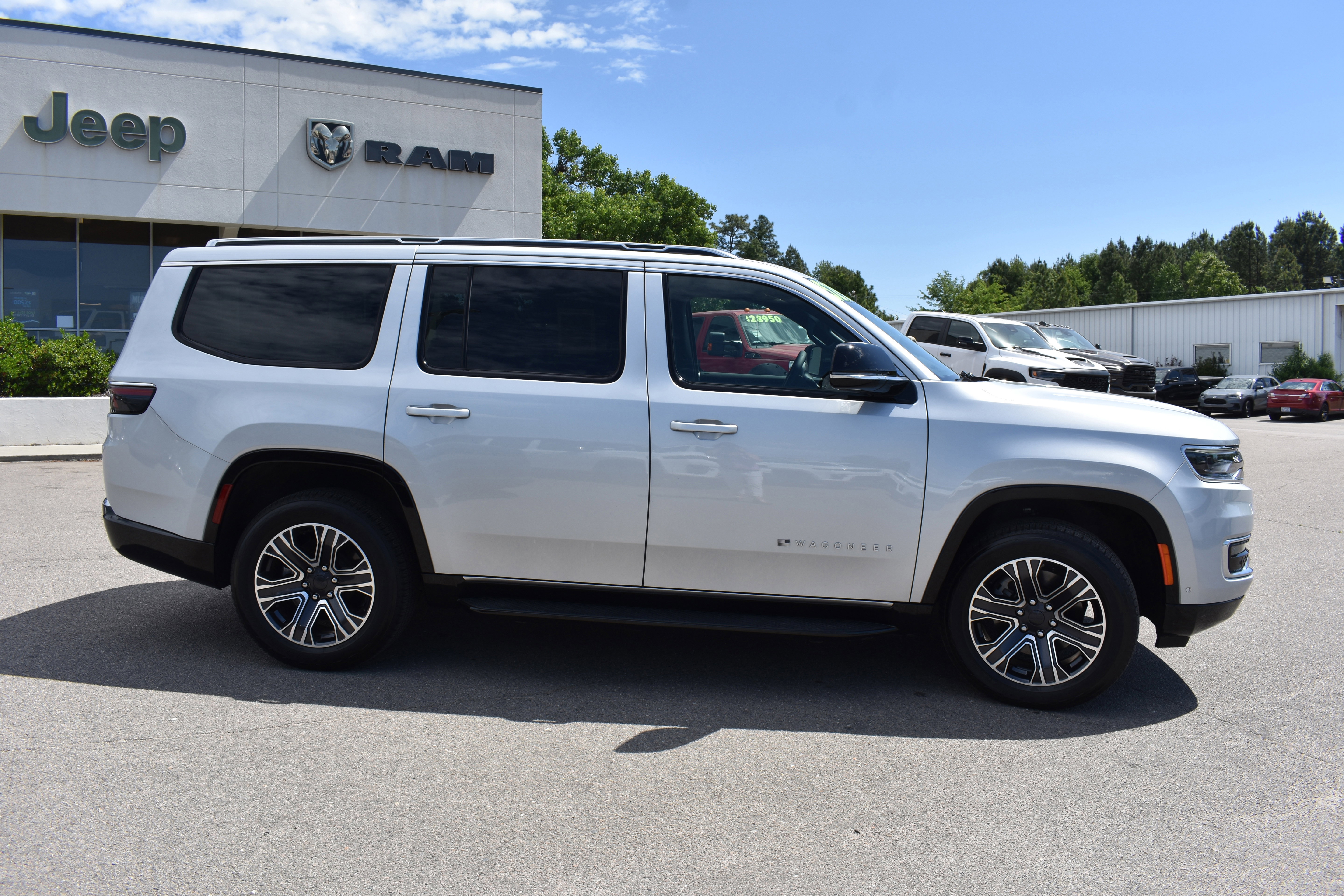 Used 2024 Jeep Wagoneer 4WD w/ Premium Group I image 10