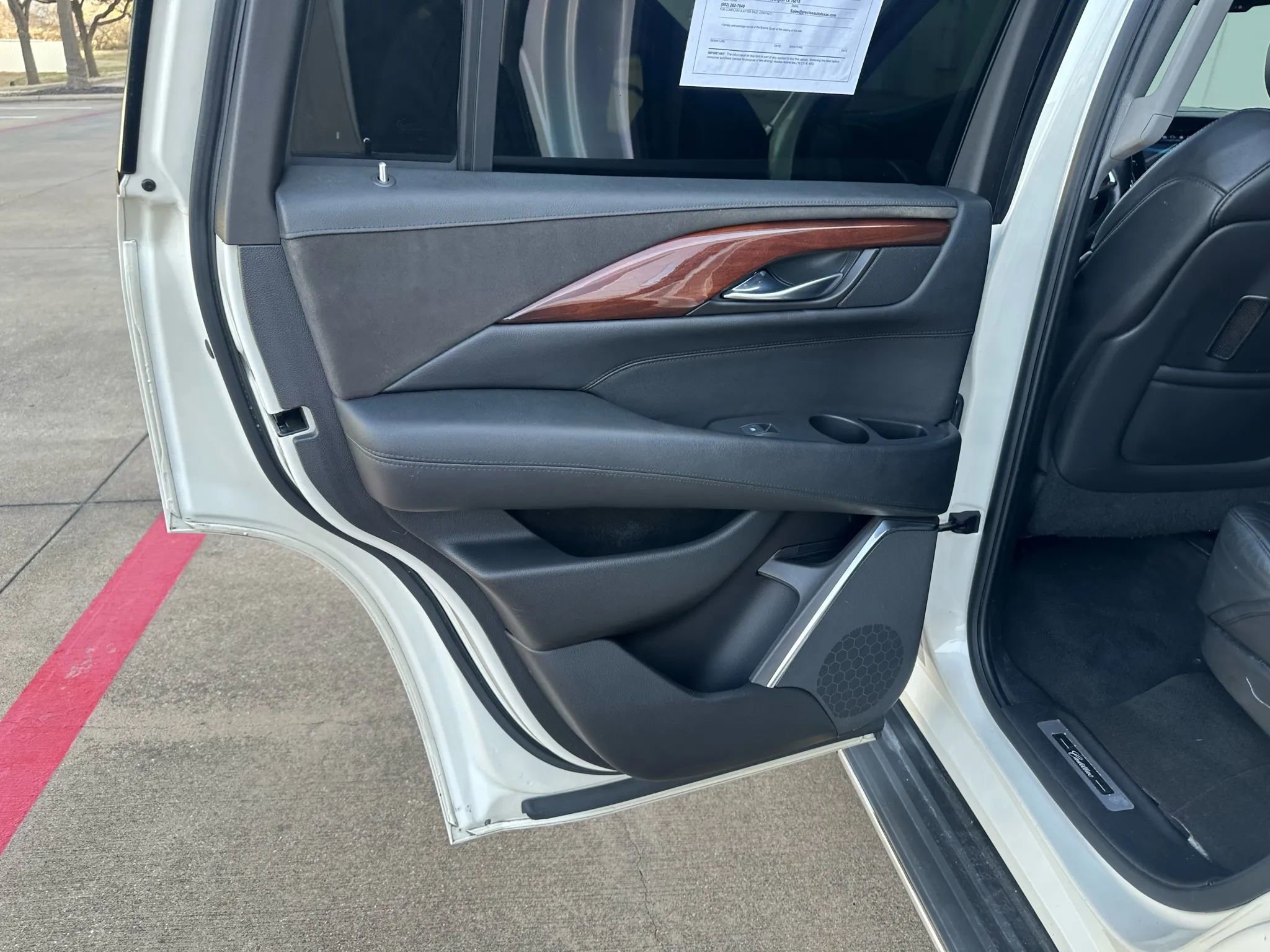 Used 2015 Cadillac Escalade Luxury AWD/4WD image 18