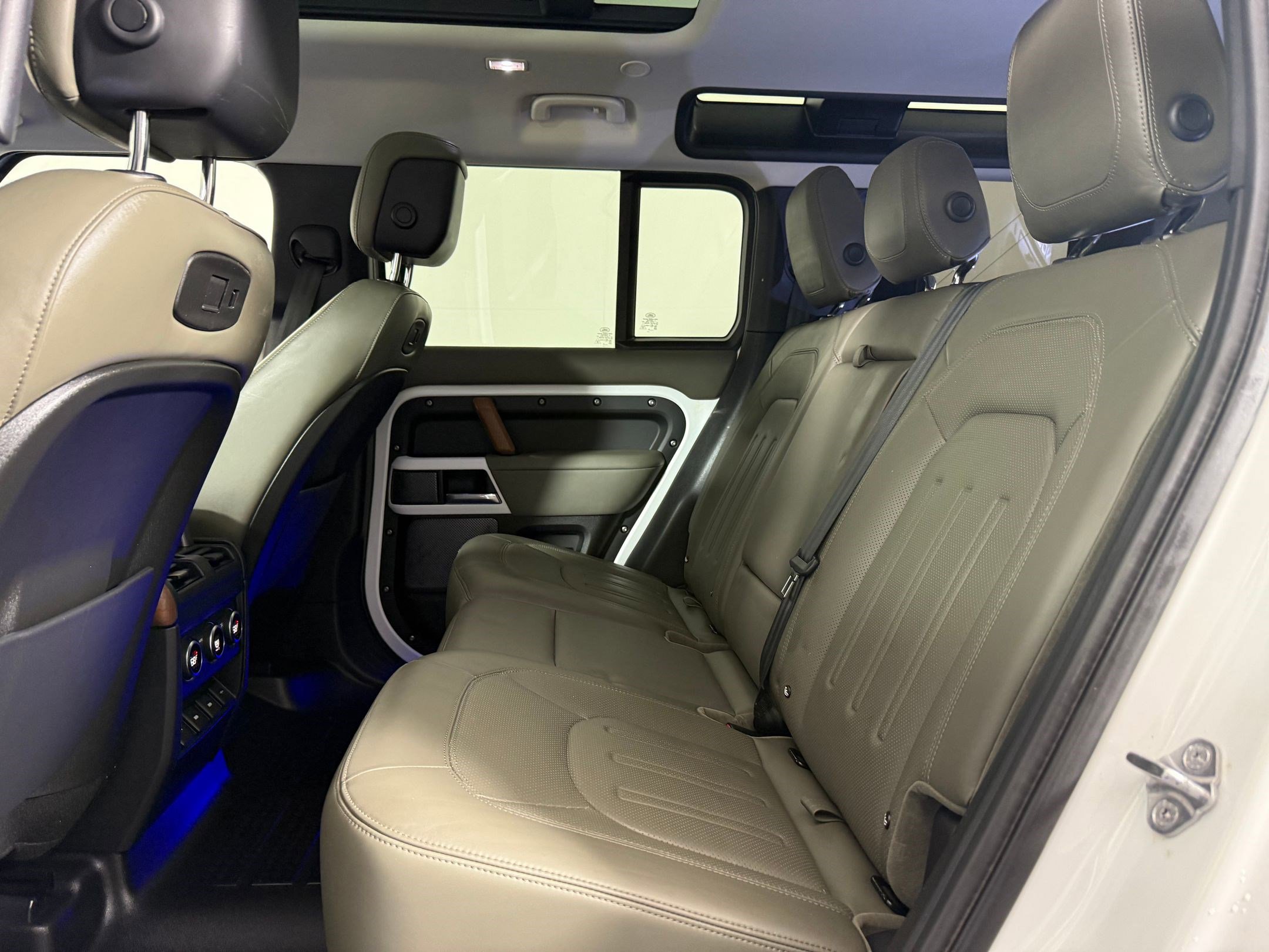 Used 2020 Land Rover Defender 110 HSE image 14