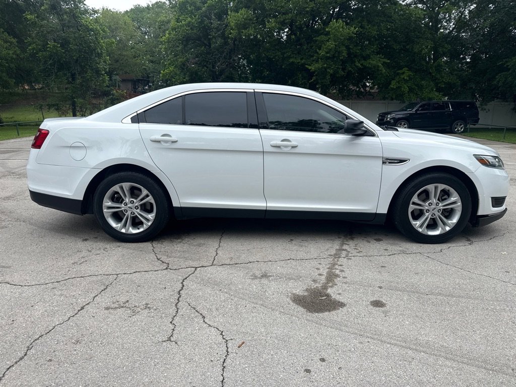 Used 2017 Ford Taurus SE FWD image 13