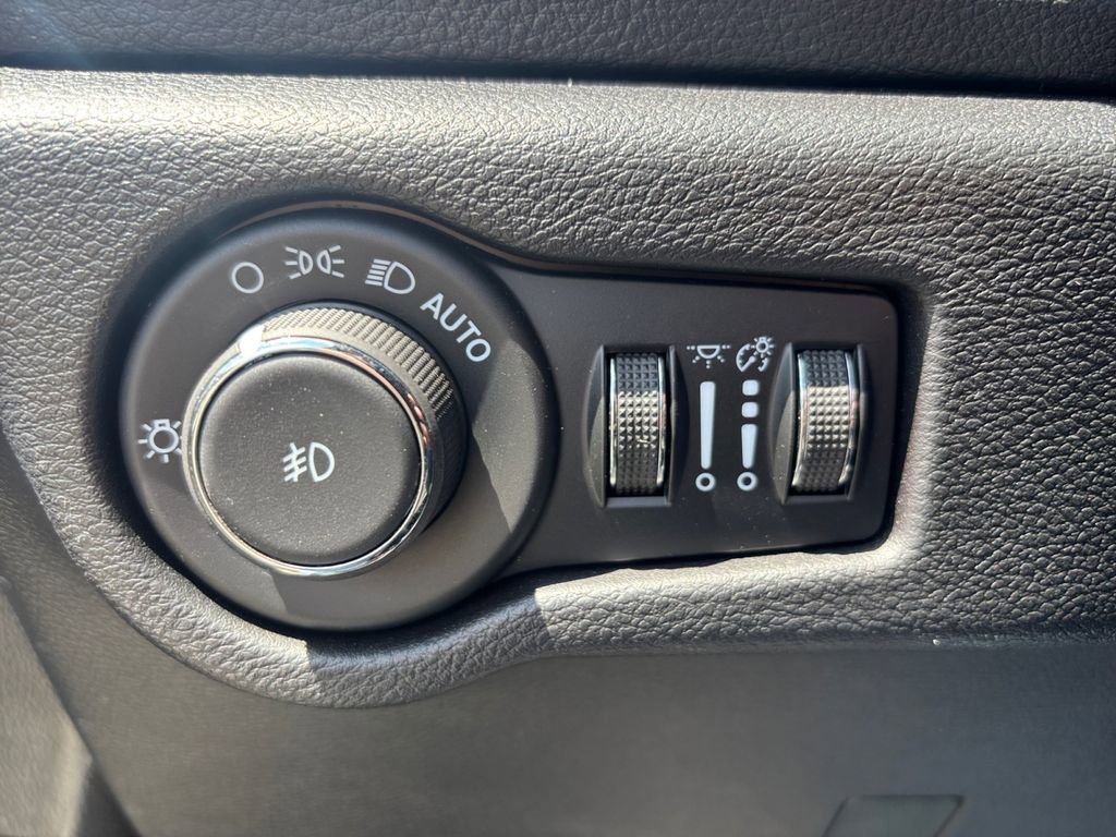 Used 2025 Chrysler Pacifica Limited FWD image 11