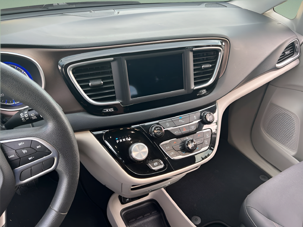 Used 2018 Chrysler Pacifica Touring Plus w/ Tire & Wheel Group FWD image 25