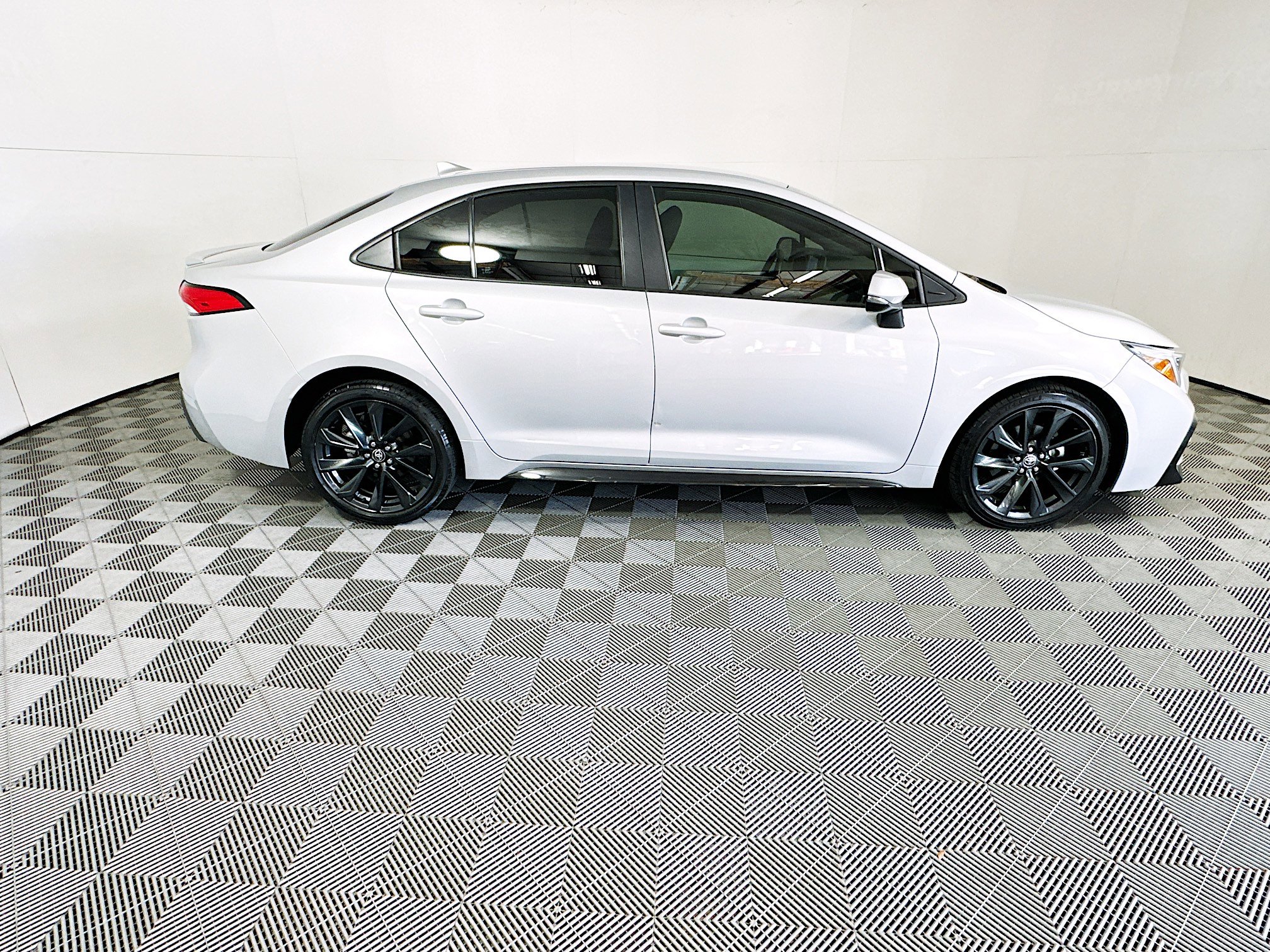 Used 2023 Toyota Corolla SE image 2