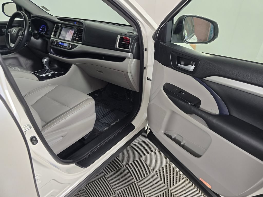 Used 2015 Toyota Highlander XLE AWD/4WD image 12