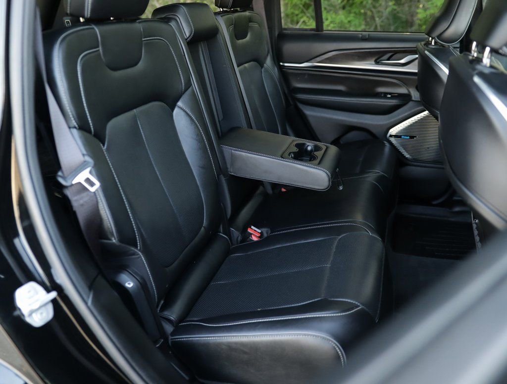 Used 2022 Jeep Grand Cherokee Overland w/ Luxury Tech Group IV image 38