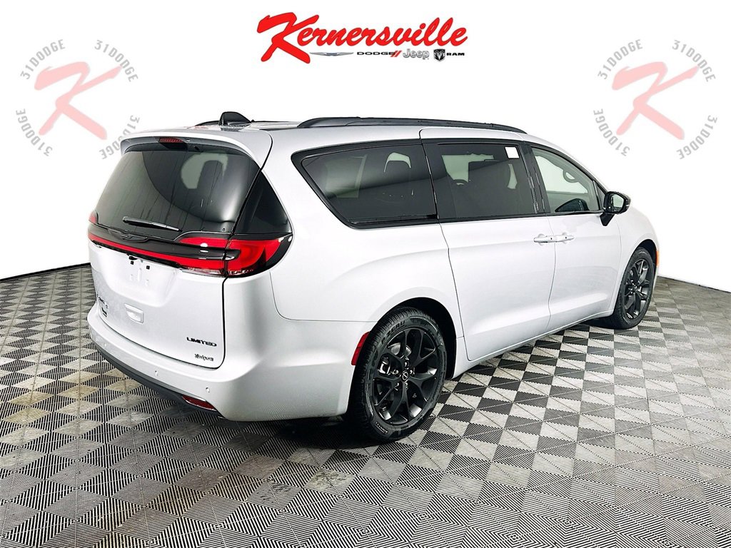 New 2026 Chrysler Pacifica Limited image 7