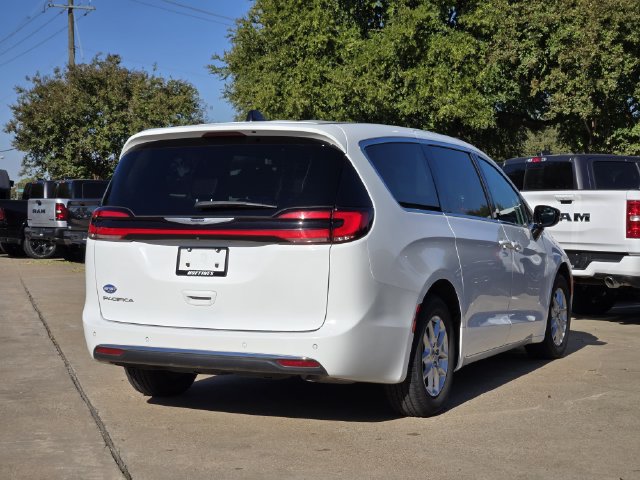 Used 2024 Chrysler Pacifica Touring-L FWD image 7