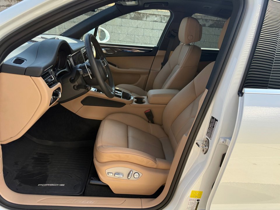Certified 2025 Porsche Macan image 5
