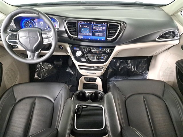 Used 2023 Chrysler Pacifica Touring-L image 15