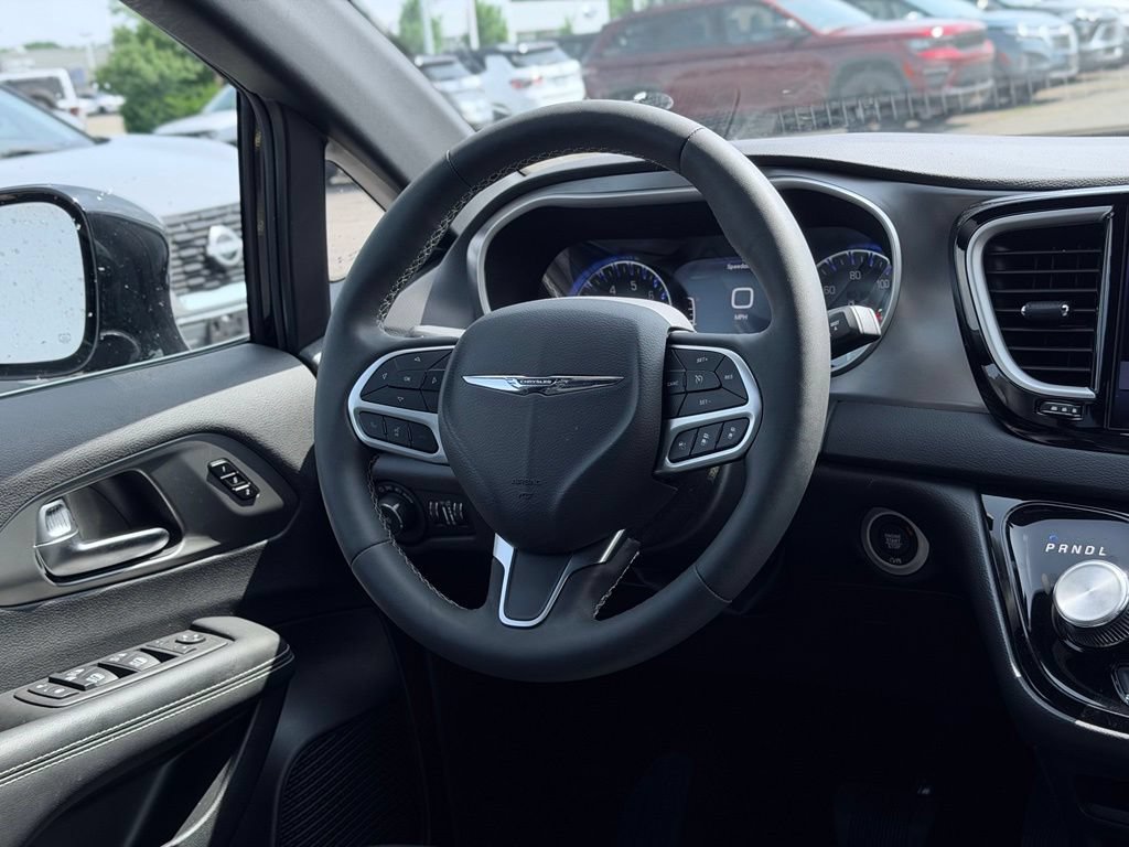 Certified 2025 Chrysler Pacifica Select FWD image 34