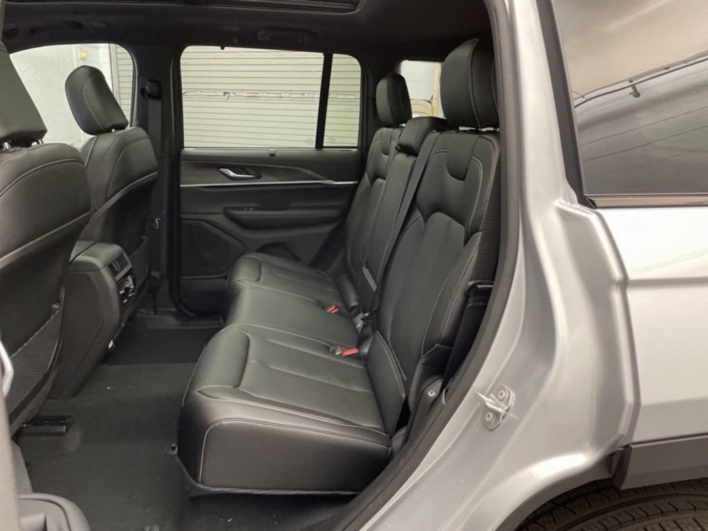 New 2025 Jeep Grand Cherokee Limited w/ Luxury Tech Group II RWD image 18
