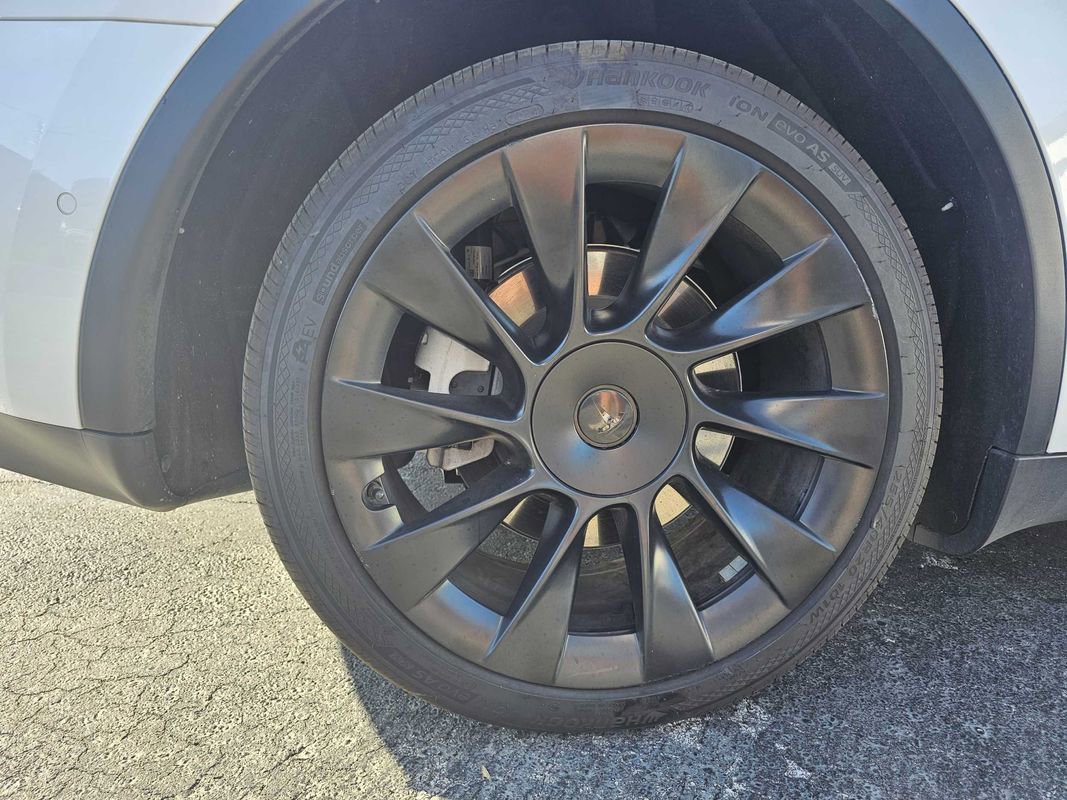 Used 2022 Tesla Model Y Long Range image 7