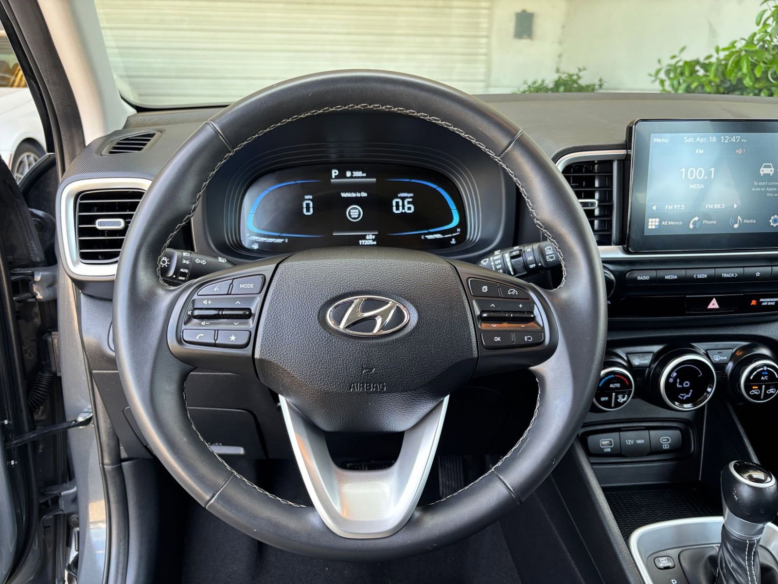 Used 2025 Hyundai Venue SEL image 28