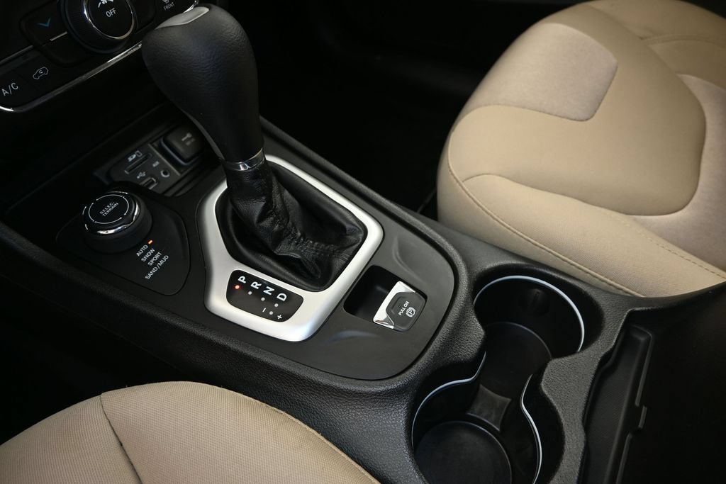 Used 2018 Jeep Cherokee Latitude w/ Cold Weather Group AWD/4WD image 23