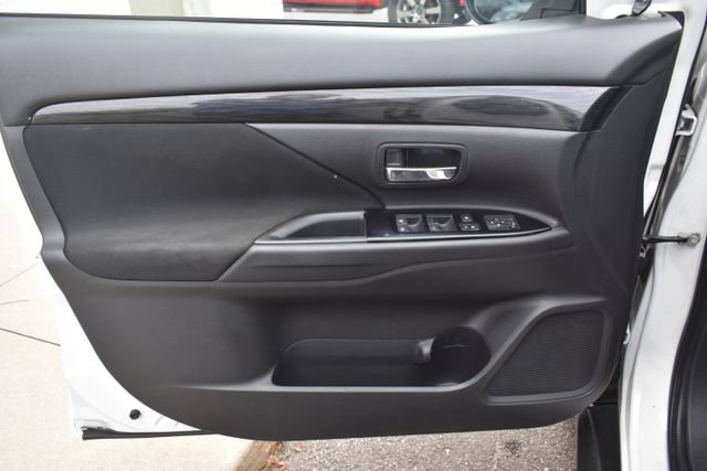 Used 2018 Mitsubishi Outlander LE AWD/4WD image 16
