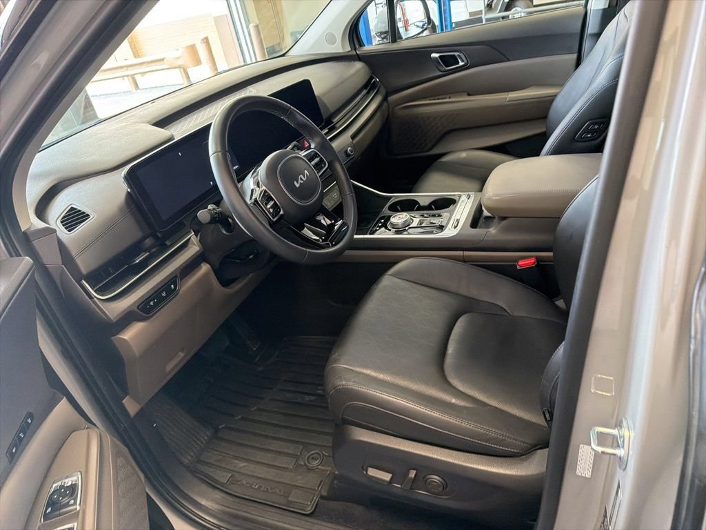 Used 2025 Kia Carnival SX FWD image 3