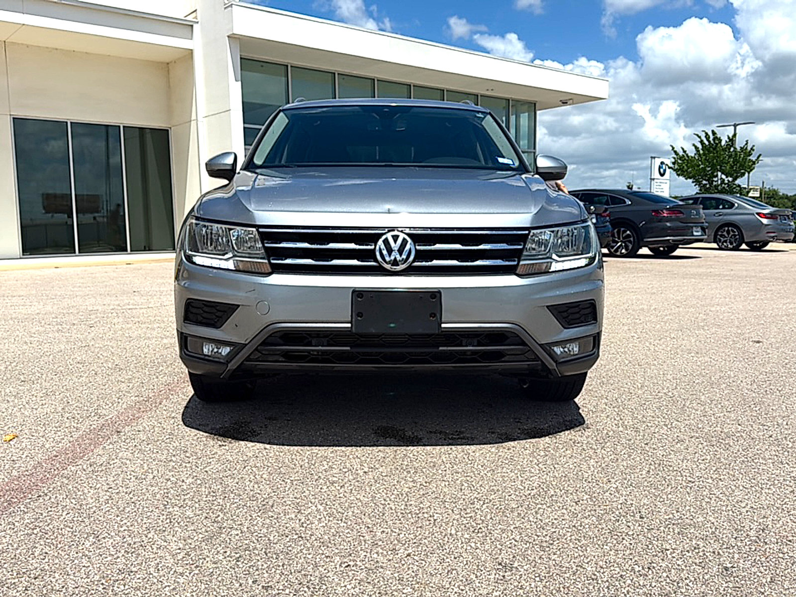 Used 2020 Volkswagen Tiguan SEL FWD image 2