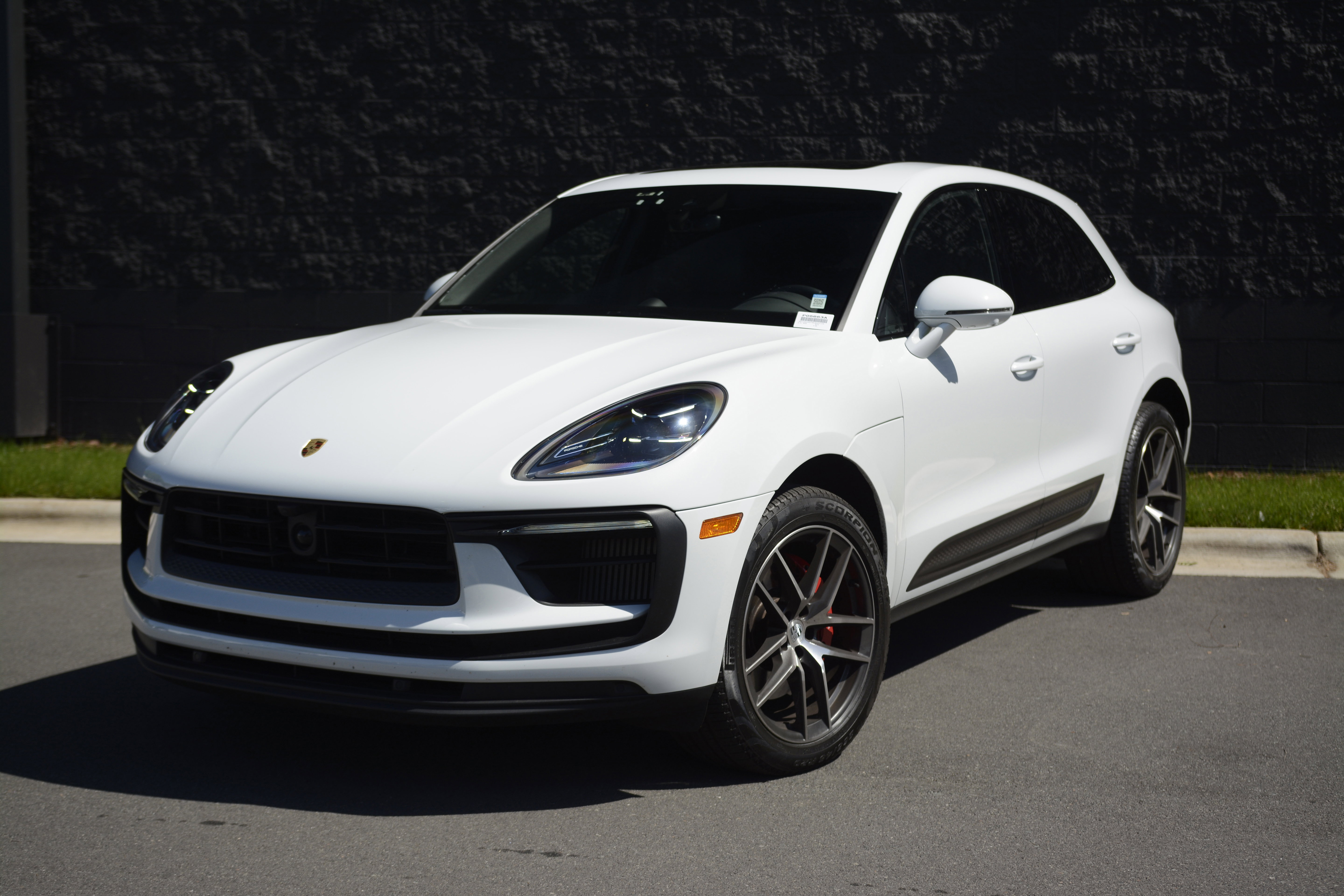 Certified 2022 Porsche Macan S AWD/4WD image 1
