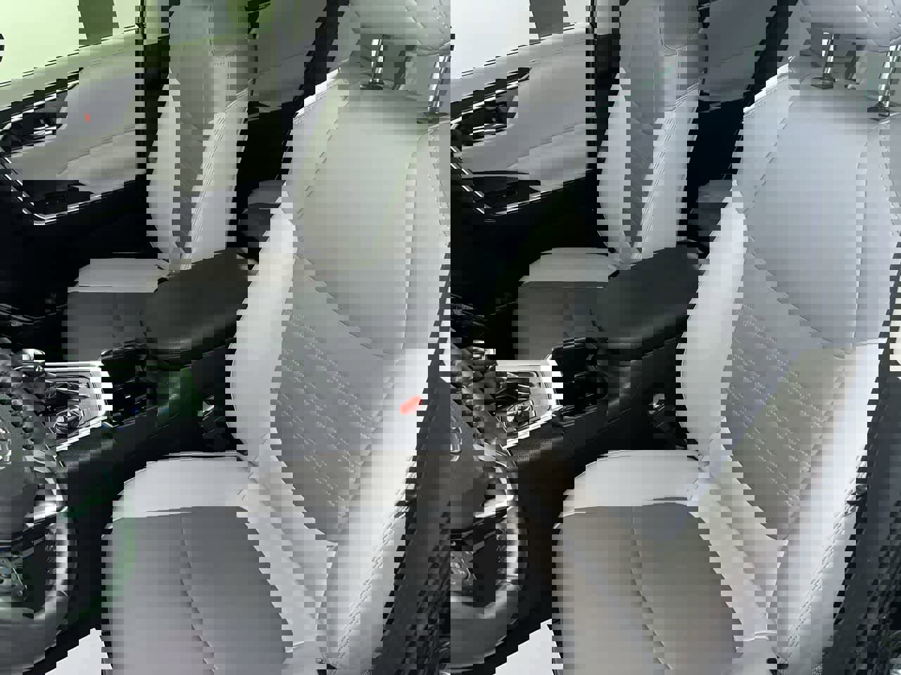 Used 2022 Toyota RAV4 XLE Premium image 15