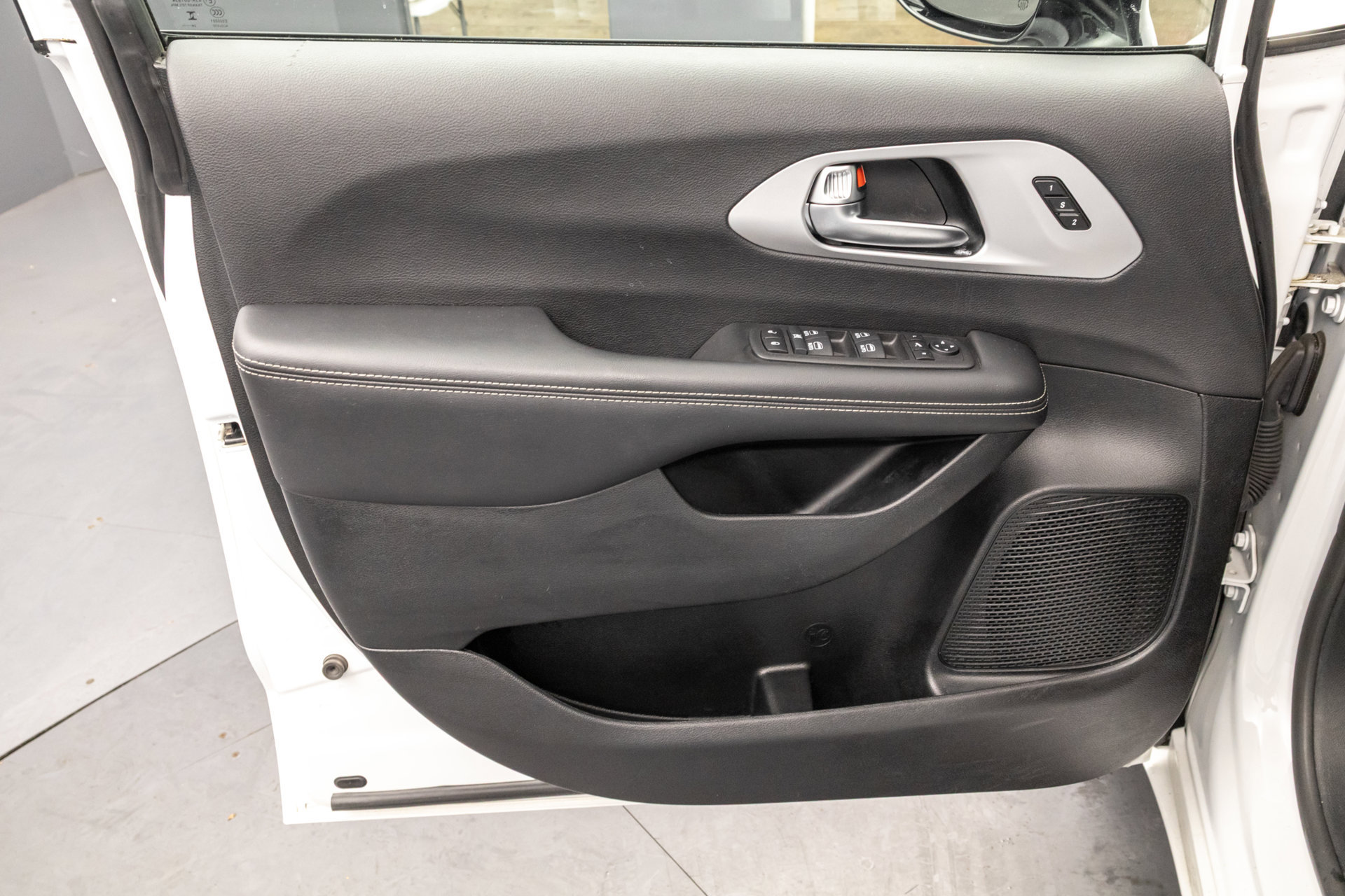 Used 2025 Chrysler Pacifica Limited FWD image 30