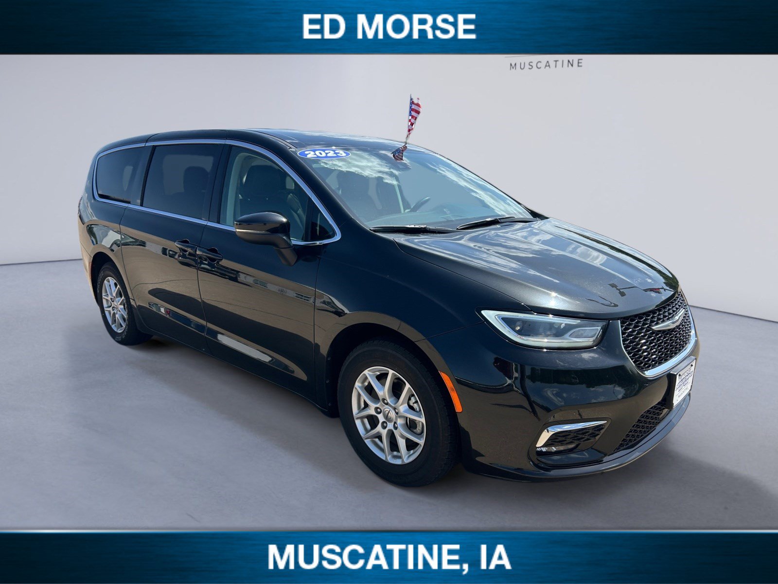 Used 2023 Chrysler Pacifica Touring-L FWD image 7